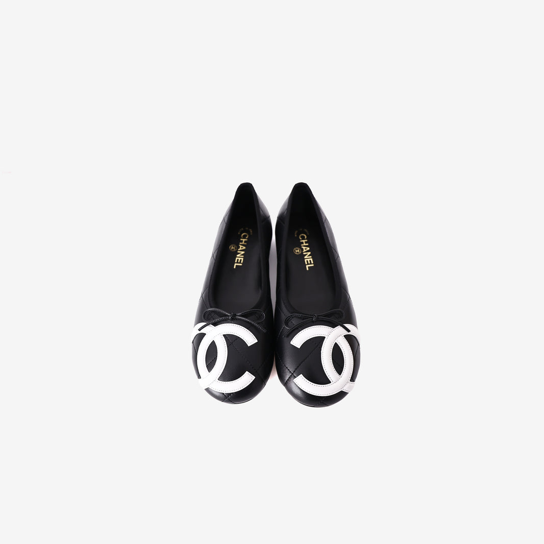Chanel Coco Beach Cambon Black and White CC Logo Ballet Flats in Lambskin (Size 39.5) front view
