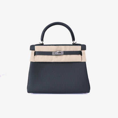 Hermès Kelly 25 in New Vert Foncé Togo Leather with Palladium Hardware front view