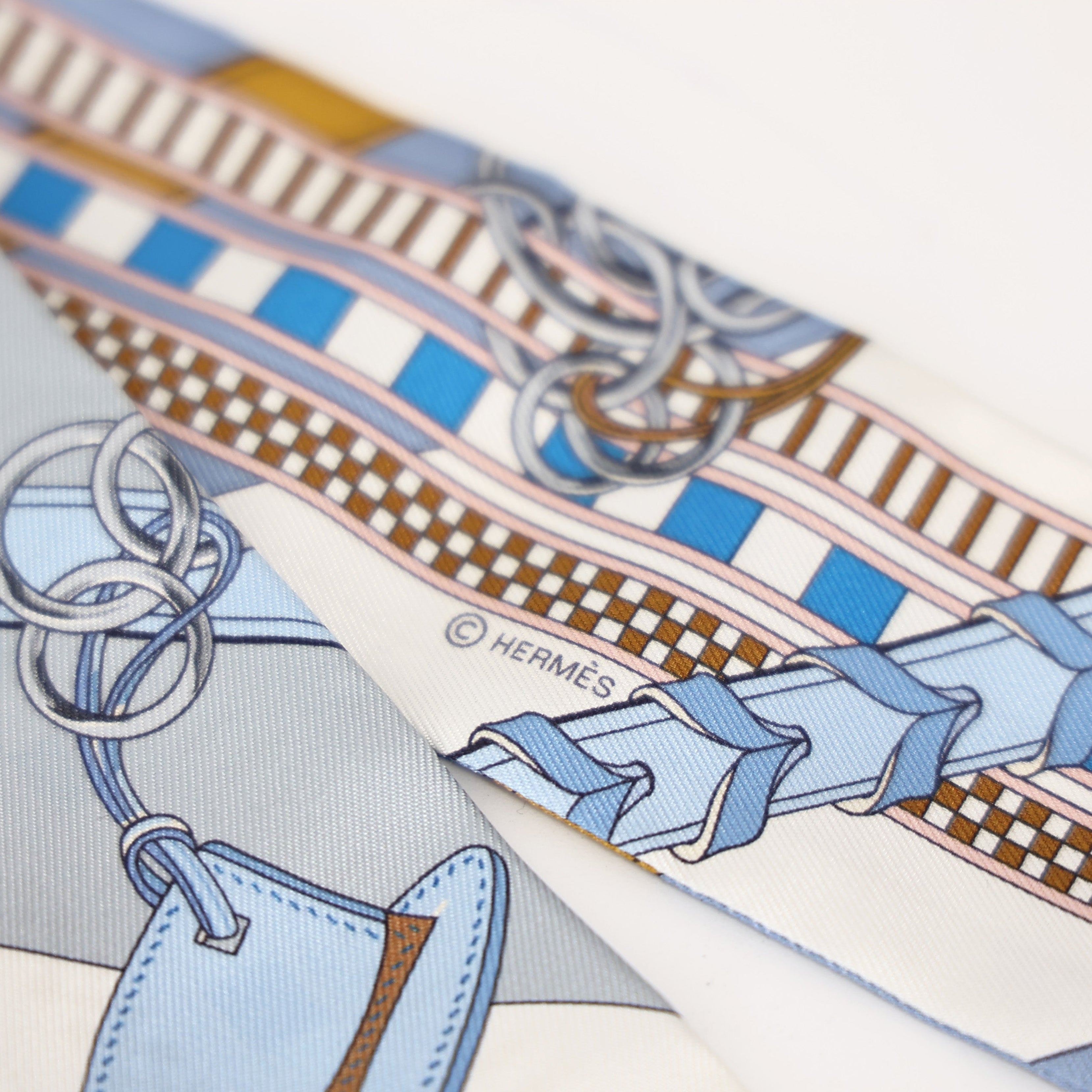 Hermès Brides et Gris-Gris Twilly in Blue Jean/White/Miel Silk detail view