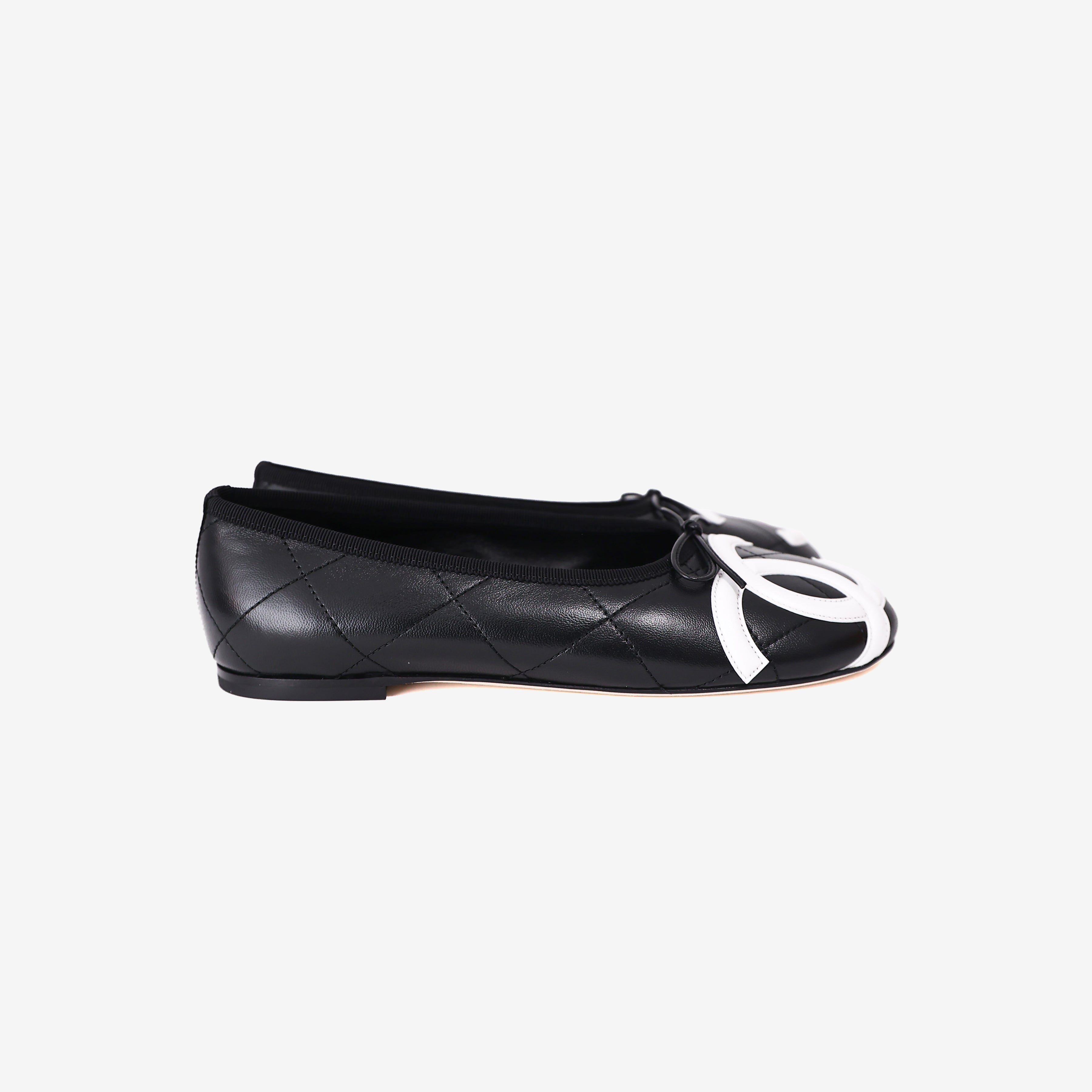 Chanel Coco Beach Cambon Black and White CC Logo Ballet Flats in Lambskin (Size 39.5) side view