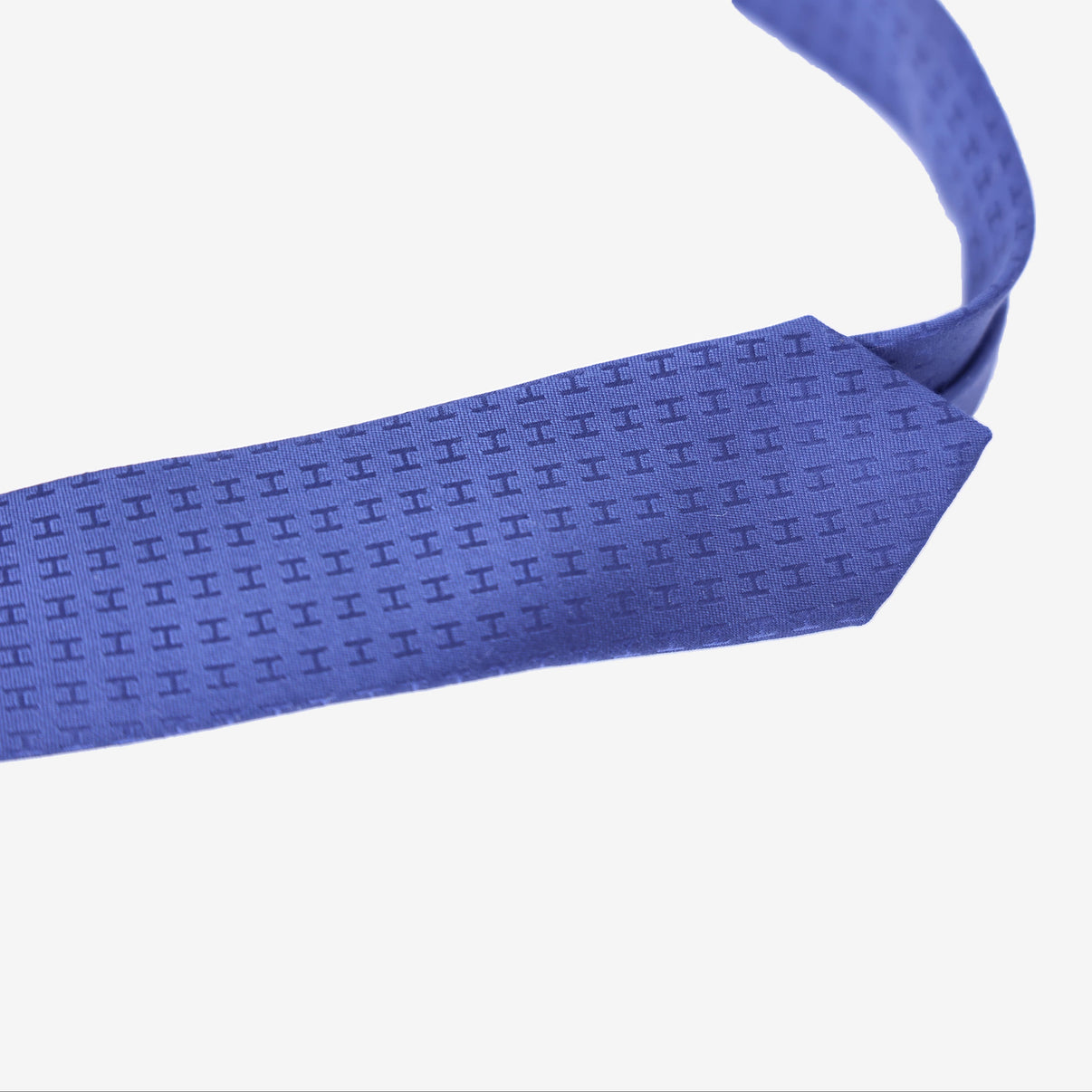 Hermès Façonnée H Tie in Indigo Silk detail view