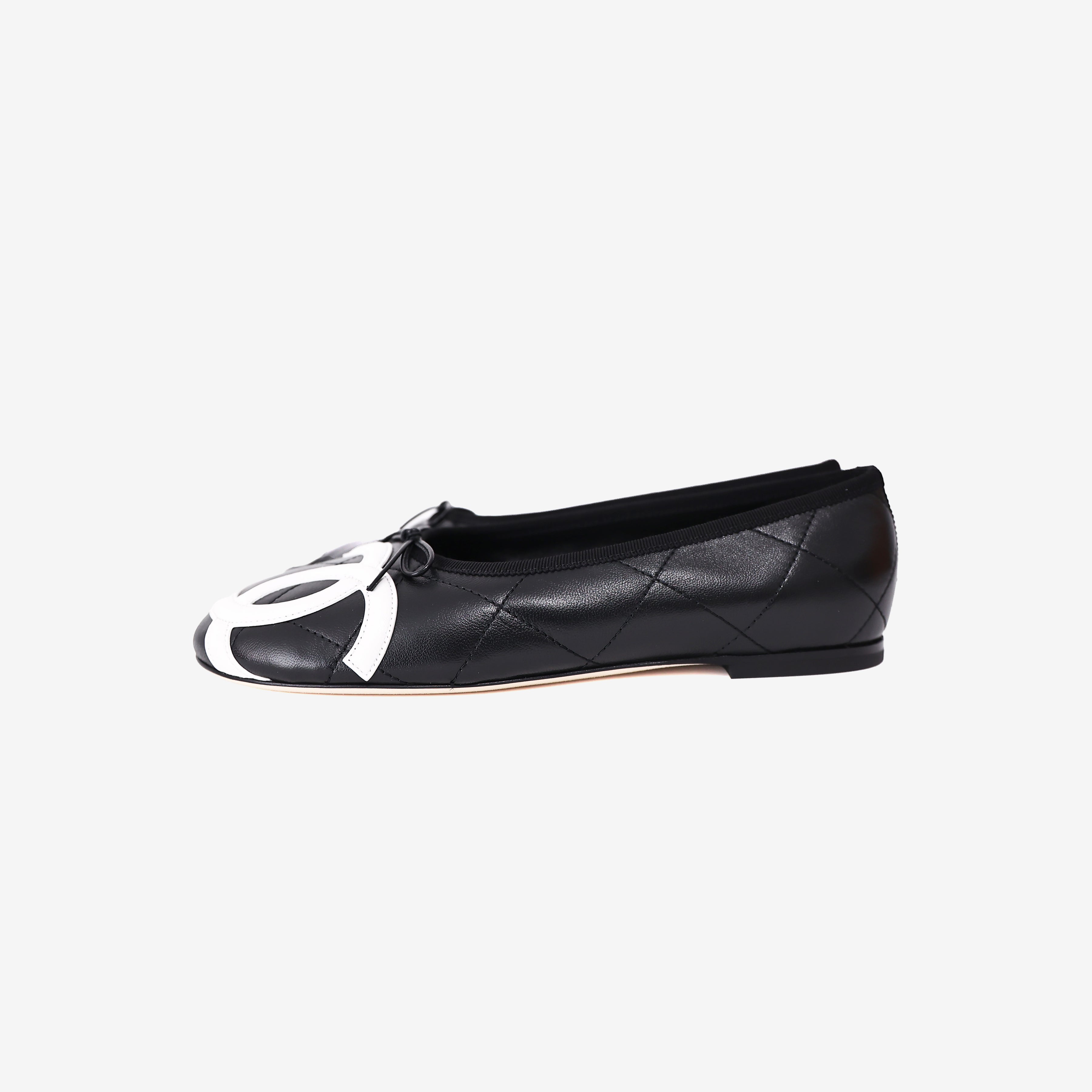 Chanel Coco Beach Cambon Black and White CC Logo Ballet Flats in Lambskin (Size 39.5) side view