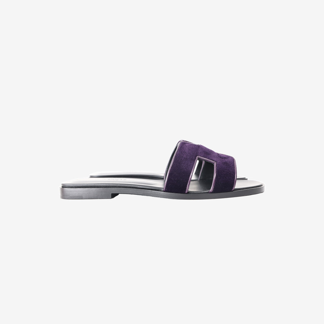 Hermès Oran Flat Sandals in Violet Foncé with Black Calfskin Leather Soles (Size 37.5)