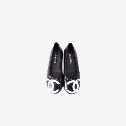 Chanel Coco Beach Cambon Black and White CC Logo Ballet Flats in Lambskin (Size 39.5) top view